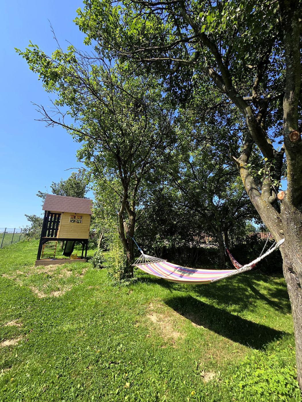 Hamaki i domek dla dzieci