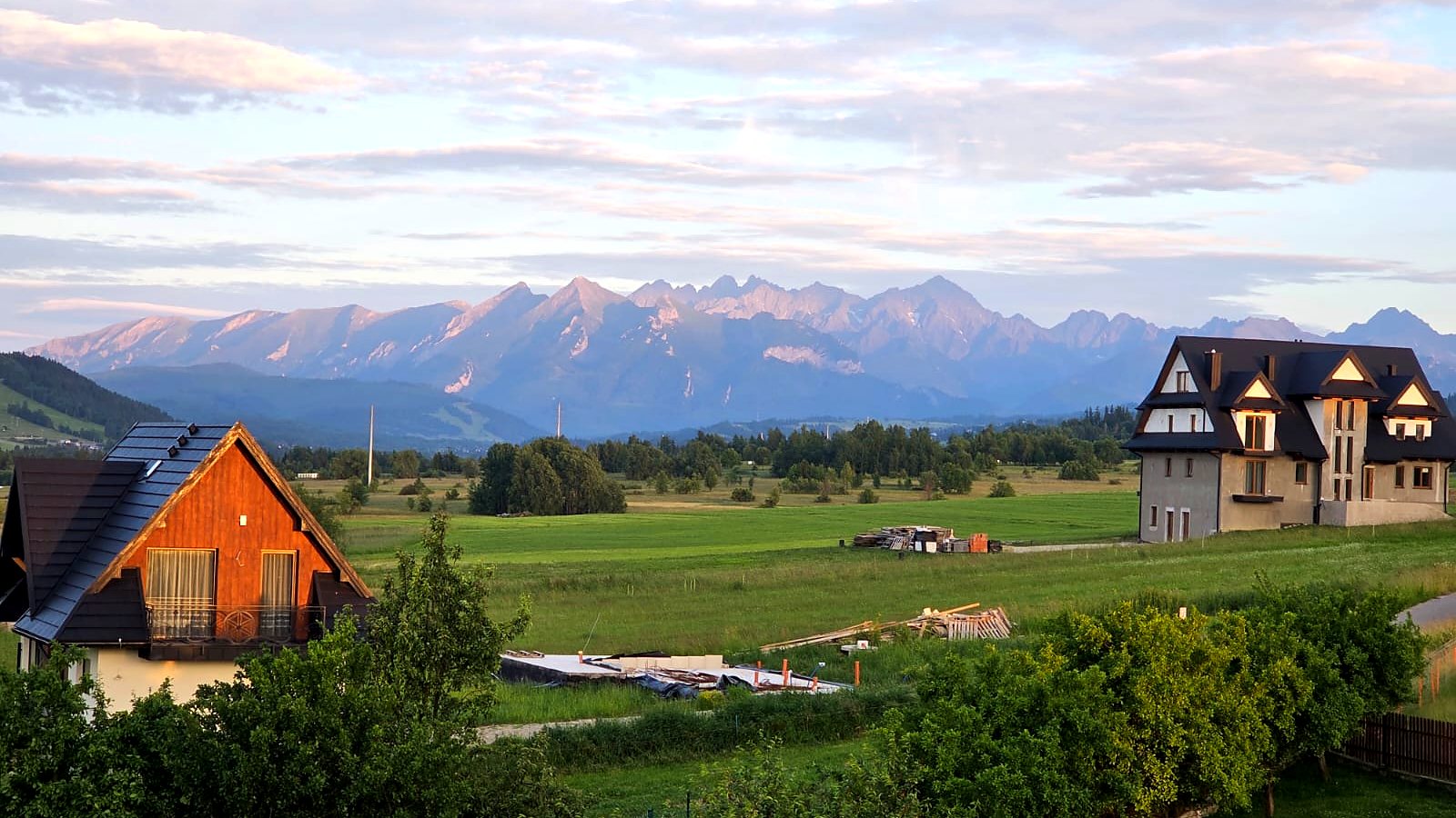 Letnia panorama Tatr widziana z domu w Groniu
