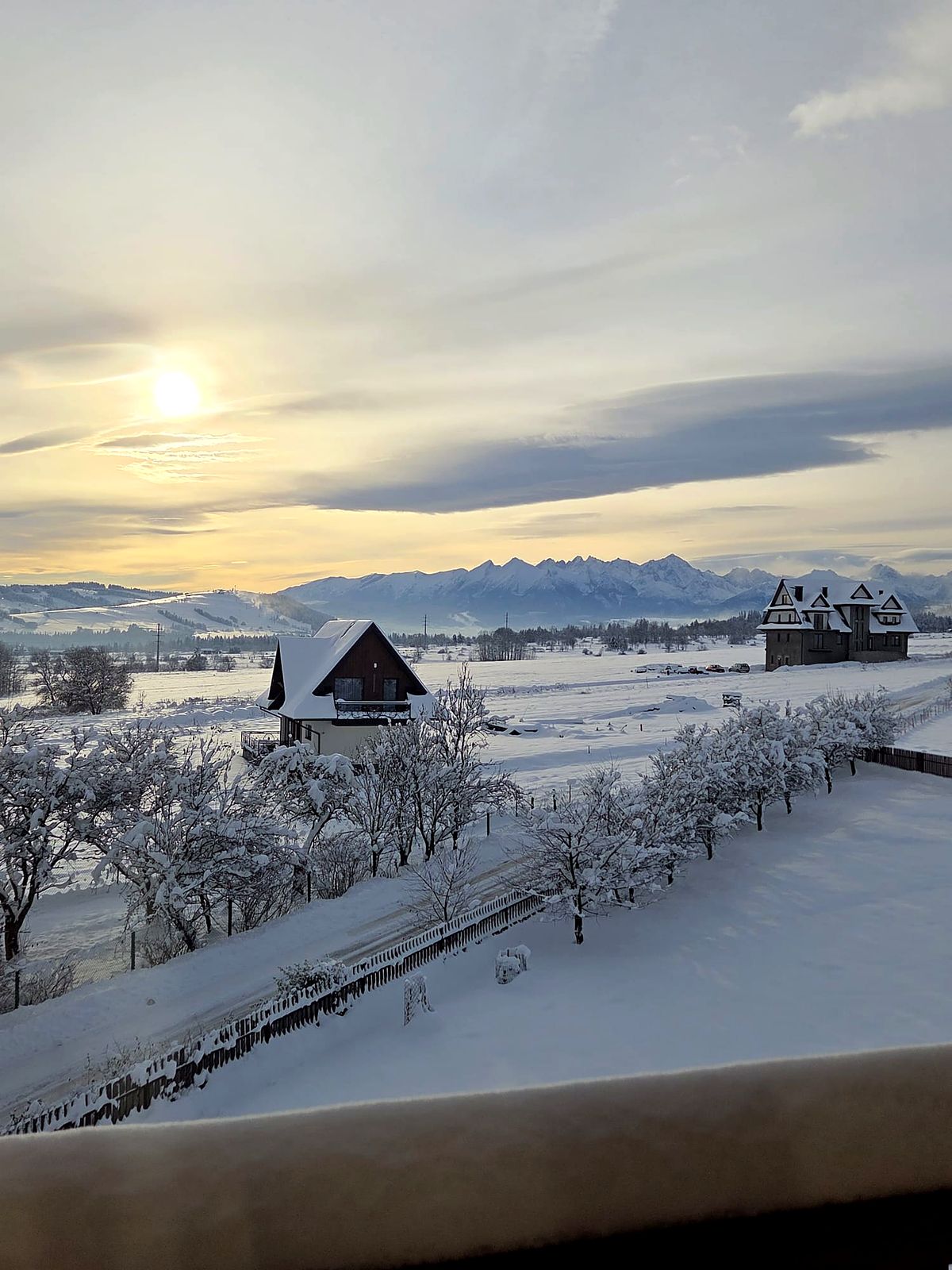 Zimowy widok na Tatry z balkonu