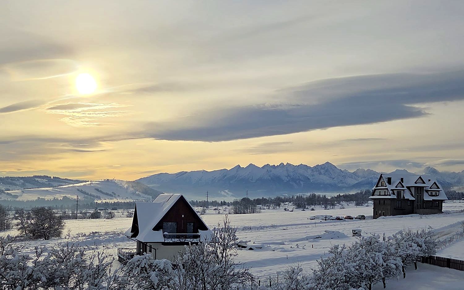 Zimowy widok na Tatry z balkonu